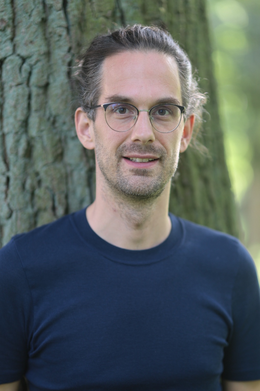 Joseph Traub, Heilpraktiker und Osteopath, vor einer alten Hängebuche im Lübecker Stadtpark